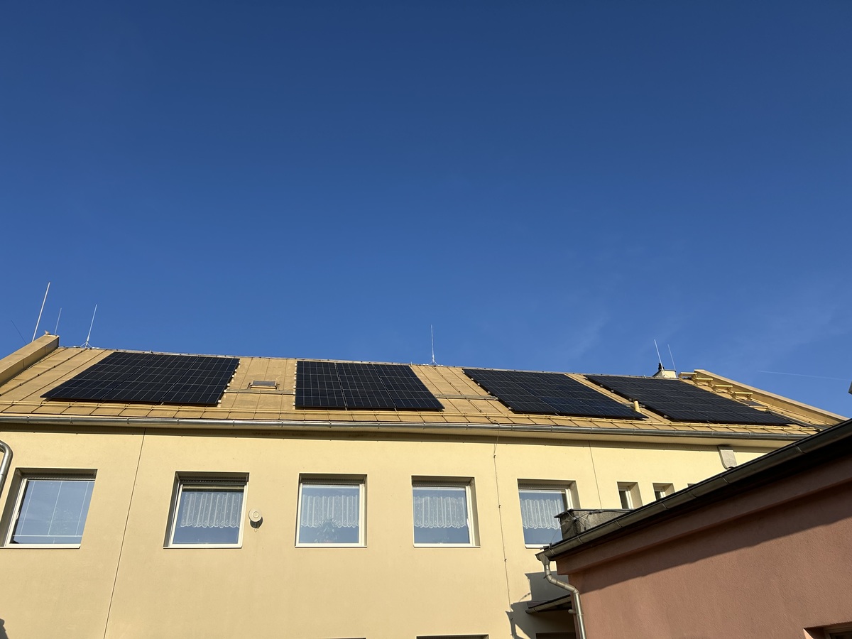 Fotovoltaické panely na střeše obecního úřadu Majetín